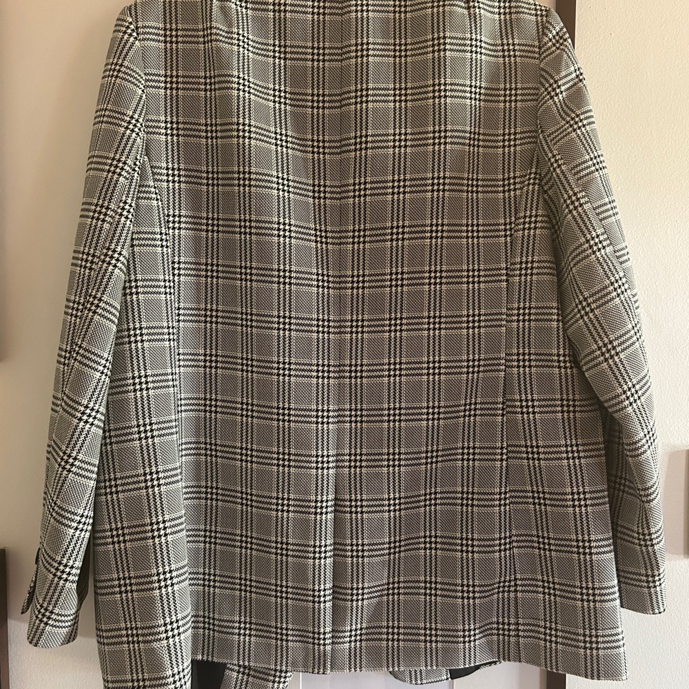H&M BLACK & WHITE PLAID OVERSIZED BLAZER!! - Picture 4 of 5